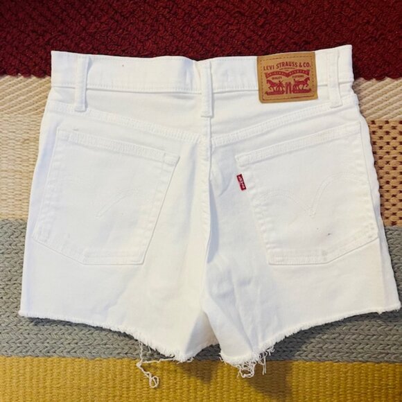 HIGH RISE LEVI'S WHITE SHORTS - Picture 3 of 3